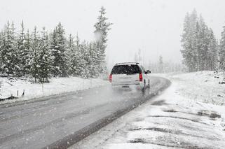 Fatalne warunki na drogach! Śnieg utrudnia jazdę w większości województw