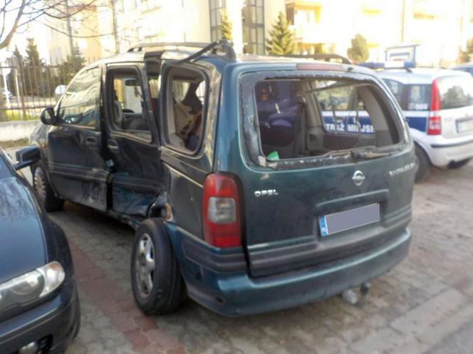 Wraki samochodów zalewają Warszawę