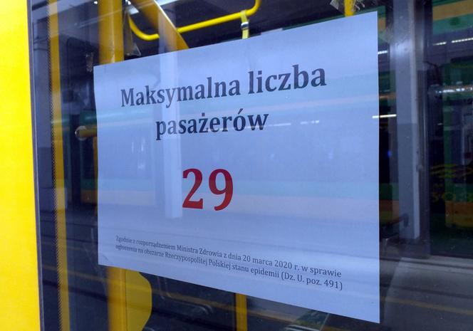 Poznań: Plakaty z maksymalną liczbą pasażerów w pojazdach MPK!