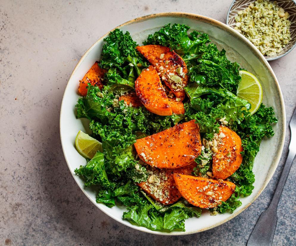 Sałatka z pieczonych batatów i jarmużu - słodko-wytrawna uczta