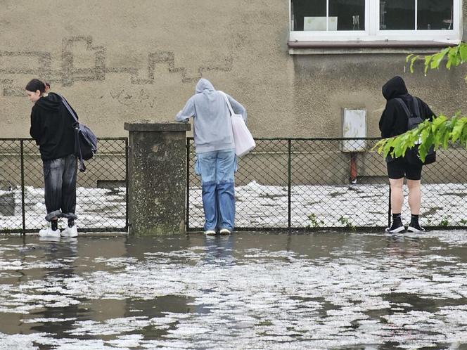 Nawałnica nad Gnieznem. Miasto zalały strumienie wody po ulewie i gradobiciu [ZDJĘCIA].