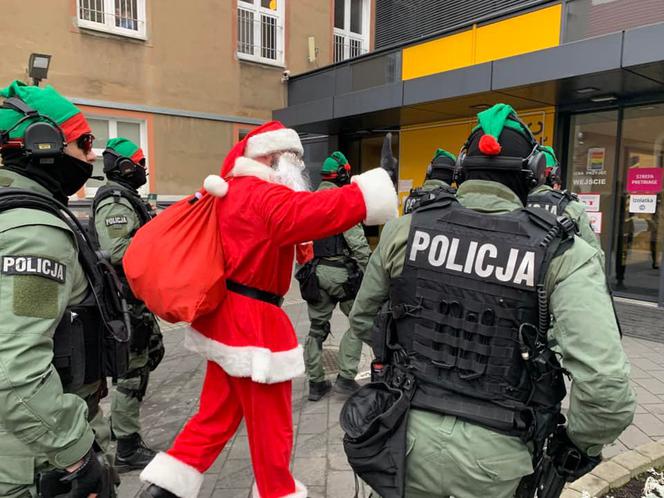 Poznań. Policjanci eskortowali Świętego Mikołaja. Wyjątkowa akcja [ZDJĘCIA]