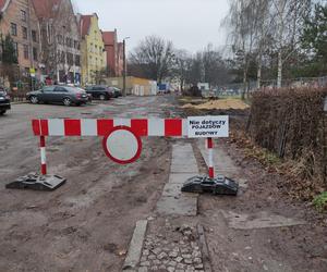 Koniec dzikiego parkowania. Trwa przebudowa Kumieli na elbląskiej Starówce