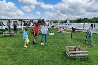 Barwy szczęścia nowy sezon na planie. Grześ (Noah Culbreth), Mirek (Oliwier Kozłowski)