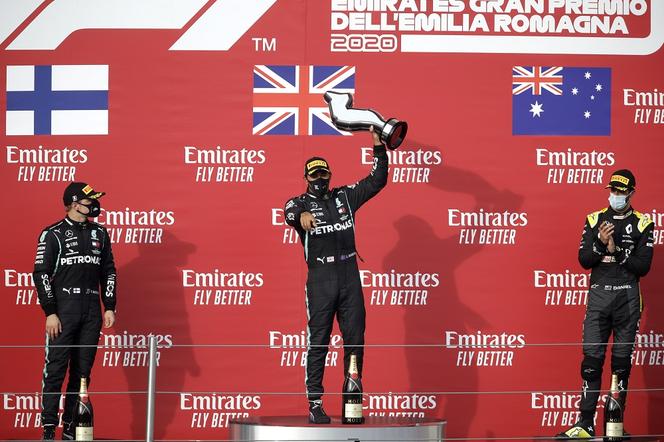 Lewis Hamilton złamał dane słowo! Obrzydliwe zachowanie mistrza F1 na podium [ZDJĘCIA]