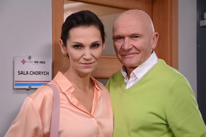 Pierwsza miłość, odcinek 3385. Izabela (Olga Bończyk), Edward (Marek Siudym)
