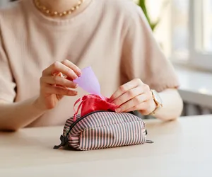 Kubeczek menstruacyjny - gdzie kupić, jak dobrać rozmiar, jak używać?