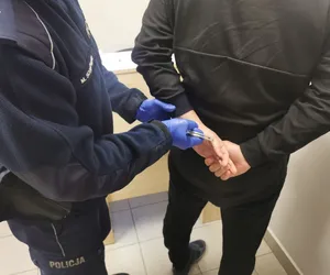 Dziki melanż w Łomży. Kobieta zabrana na wytrzeźwiałkę. 17-latek rzucił się na policjantów