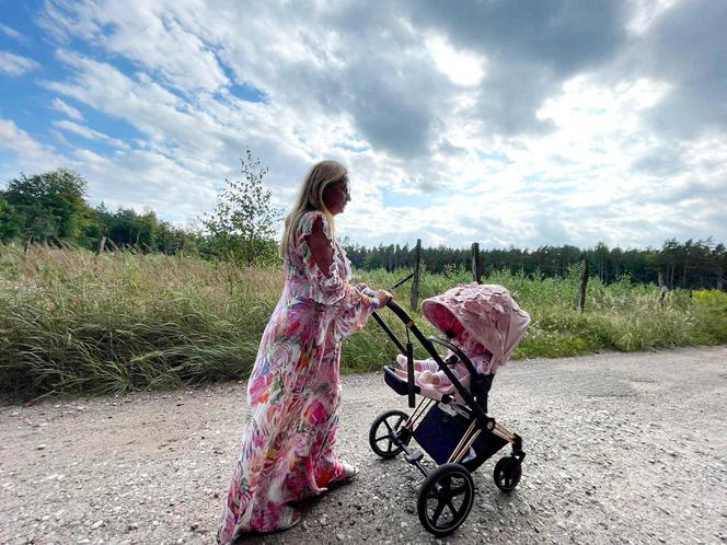 Joanna Kurska spaceruje z dzieckiem
