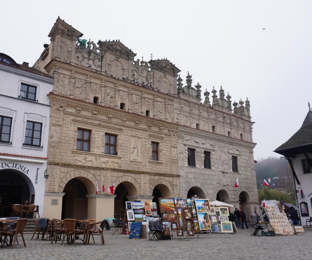 Mglisty Kazimierz Dolny w obiektywie. Miasteczko nad Wisłą przyciąga turystów nawet późną jesienią