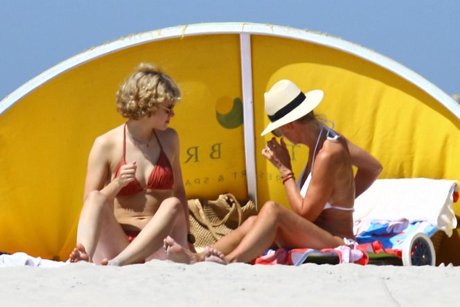 Jan Englert z żoną i ćorką w Juracie