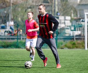 Karol Nawrocki gra w piłkę