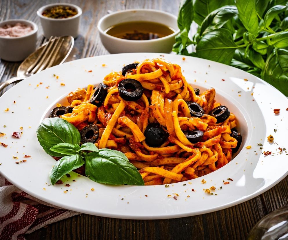 Makaron z czarnymi oliwkami i fetą. Jamie Oliver przedstawia kolejny hit