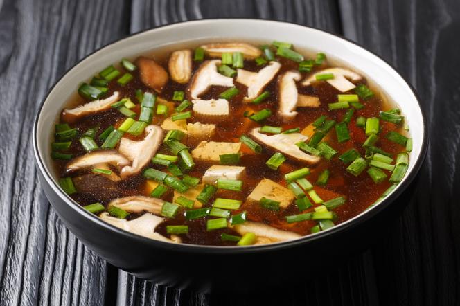 Klarowna zupa cebulowa po japońsku z grzybami i szczypiorkiem