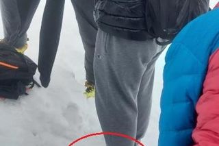 Weszli na ośnieżoną Śnieżkę w adidasach i dresach. Musieli dzwonić po ratowników 