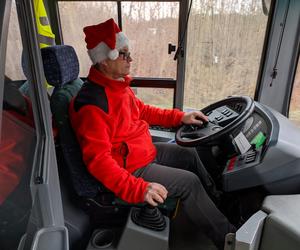 Mikołaje za kierownicą autobusów. Najmłodsi pasażerowie mogą liczyć na upominki