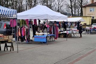 Pustki na targowisku w Nowej Dębie