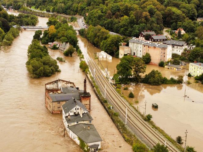 Powódź 2024 w Kłodzku. Miasto tonie, ogrom tragedii widać na zdjęciach z lotu ptaka