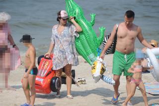 KATARZYNA CICHOPEK Z RODZINĄ NA PLAŻY