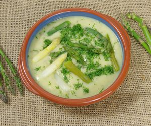 Zupa szparagowa z ziołami i warzywami