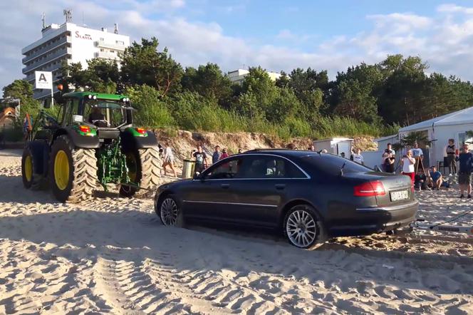 wjechał Audi A8 na plażę