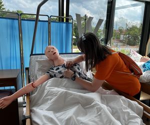 Wakacyjny patrol Eska Summer City w olsztyńskim oddziale Szkoły Policealnej Pascal