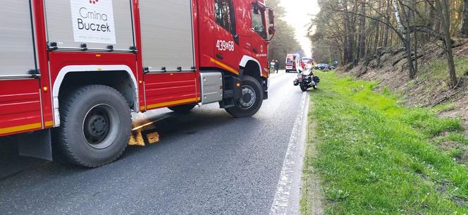 Śmiertelny wypadek pod Łaskiem! Motorowerzysta nie żyje, 45-letnią motocyklistkę zabrał śmigłowiec [ZDJĘCIA].