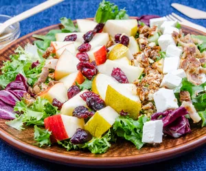 Jesienna sałatka z jabłek i gruszek - wyborny smak i dawka zdrowia z jednym