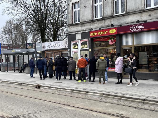 Gorzowianie tłumnie ruszyli po pączki! Tak wyglądały kolejki pod cukierniami i pączkarniami