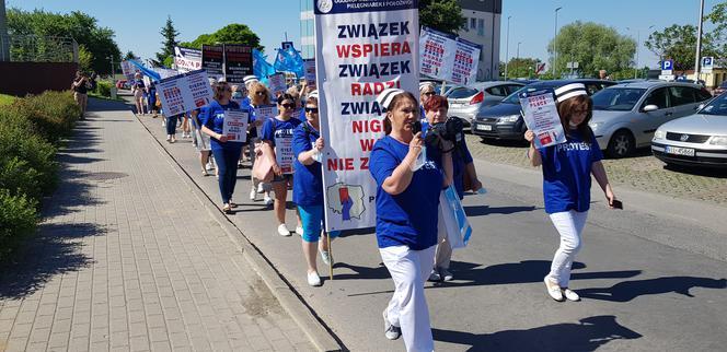 Strajk pielęgniarek i położnych w Olsztynie. Relacja z protestu [ZDJĘCIA]