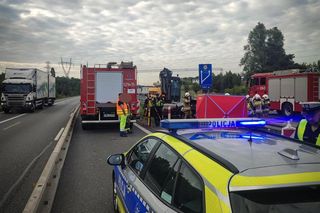 Tragedia na A4. W koparkę wjechał samochód. W środku było 5 osób