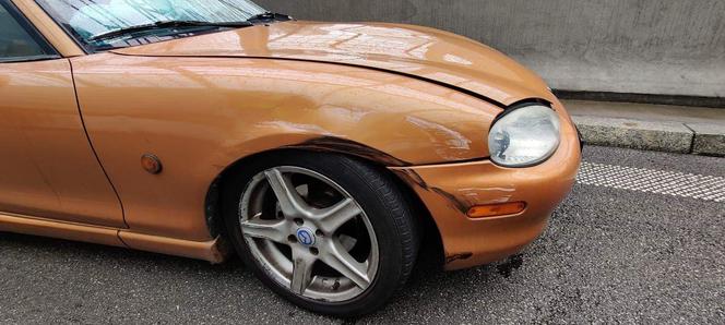 Rozbita Mazda MX-5 - wypadek na trasie S8 w Warszawie