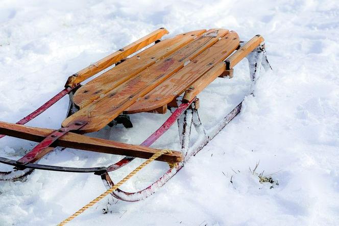 Lubelskie: Dziadek zgubił 6-latkę na sankach. Na dziewczynkę najechał samochód  