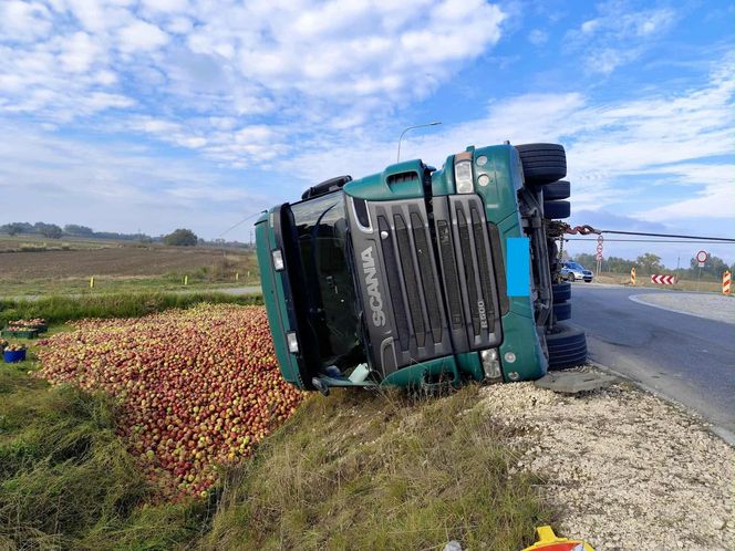 Przewrócona ciężarówka zablokowała rondo. 30 ton jabłek na drodze