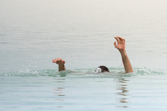 Tychy: Mężczyzna zniknął pod wodą w Jeziorze Paprocańskim. Plażowicze rzucili się na ratunek! Było za późno...