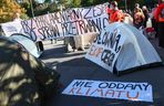 Ostatnie Pokolenie rozbiło namioty przed Sejmem. Domagają się prac nad ustawą o transporcie publicznym