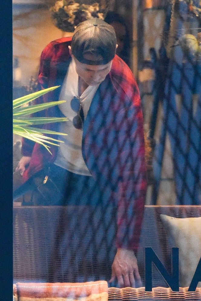 Maciej Zakościelny głaszcze kołdrę po rozwodzie