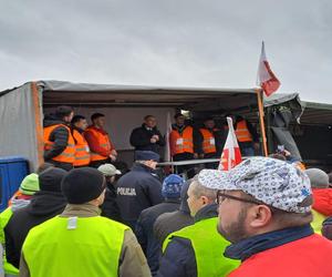 Rolnicy z woj. lubelskiego blokują drogi w regionie. Na protestującymi czuwa policja 