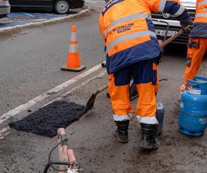 Rozpoczęło się łatanie dziur po zimie. Trwają naprawy dróg w Rzeszowie