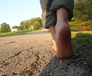 Mały chłopiec sam wyszedł ze żłobka bez butów. Szokujące sceny na ulicy