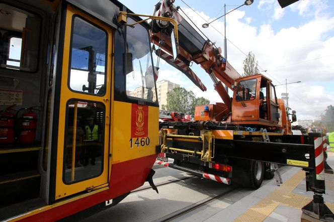 Tramwaj na Stegnach zawisł nad ziemią. Strażacy padli na kolana 