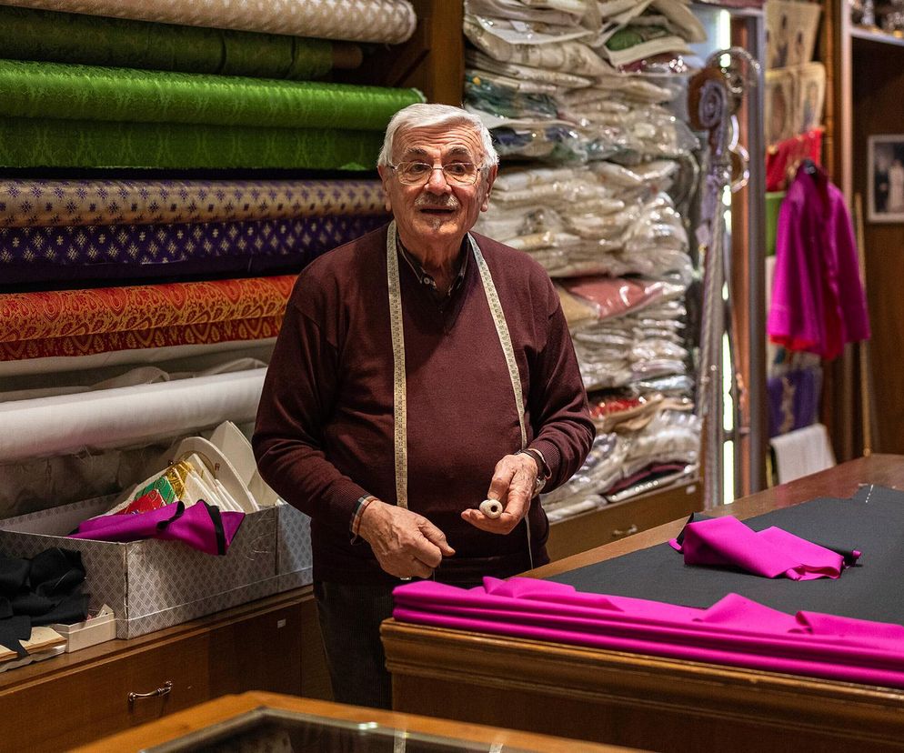 Krawiec z powołania! Nowy papież ma już sutannę. Oto człowiek, który ubierał Franciszka i Jana Pawła II