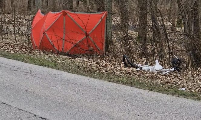 Potrącenie rowerzystki na prostej drodze. Pomimo reanimacji, kobieta zmarła