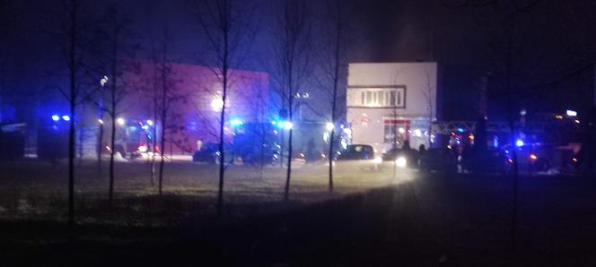 Kraków: Poteżny pożar archiwum Urzędu Miasta. Płoną dwie duże hale przy ulicy Na Załęczu. Akcja trwa [ZDJĘCIA]