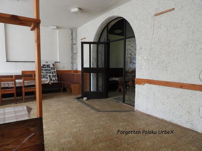 Lalka "śpiąca" w łóżku i urządzenia rehabilitacyjne. Co znajduje się w opuszczonym sanatorium przy polskiej granicy? [ZDJĘCIA]
