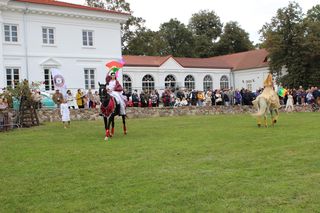 Było spotkanie z modą, muzyką i samochodami z lat 20. w Korczewie. Za nami impreza „Magia lat 20-tych” 2025