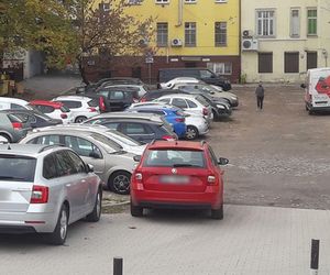 Co dalej z dzikim parkingiem w centrum Olsztyna? Prezydent odpowiada