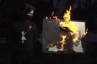 Kupili obraz Banksy'ego i natychmiast go spalili! Zobacz, jak płonie dzieło sztuki [WIDEO]
