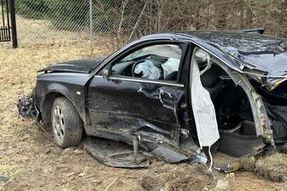 Totalna masakra w Dobrej Woli. Po uderzeniu w drzewo auto złamało się w pół. Kierowca miał dużo szczęścia