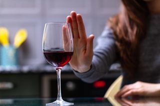 Sober curious? Wystarczy tydzień, żeby poczuć różnicę. Zobacz, co się wydarzy, gdy ograniczysz alkohol 